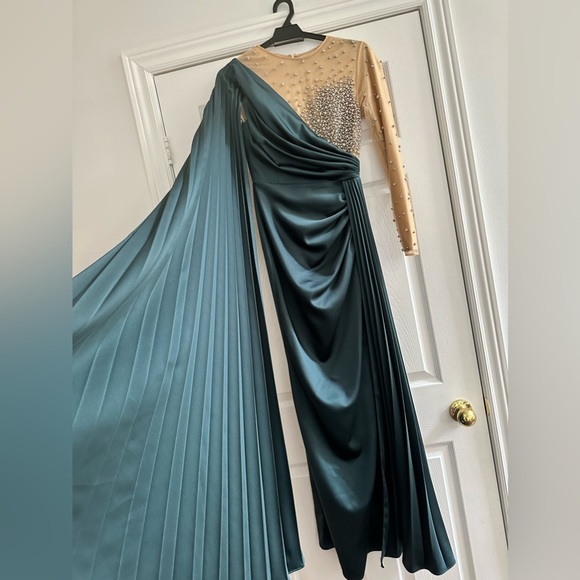 Fancy modest evening dress - Picture 2 of 6